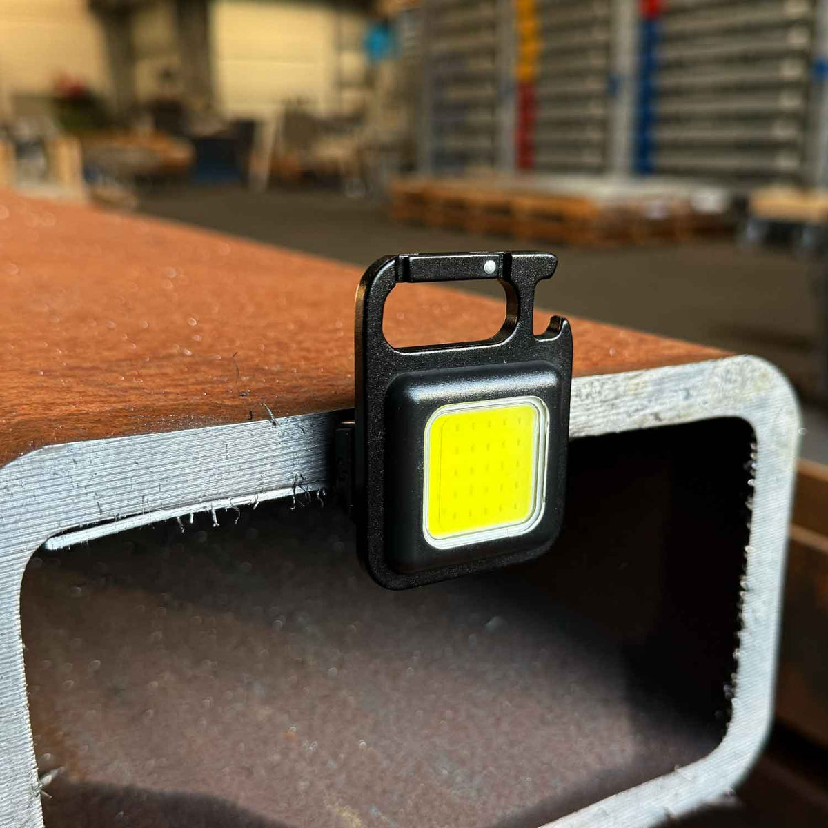 Origin Outdoors LED-Pocketleuchte 500 Lumen USB-C mit Magnet, Karabiner & Flaschenöffner – Detailansicht