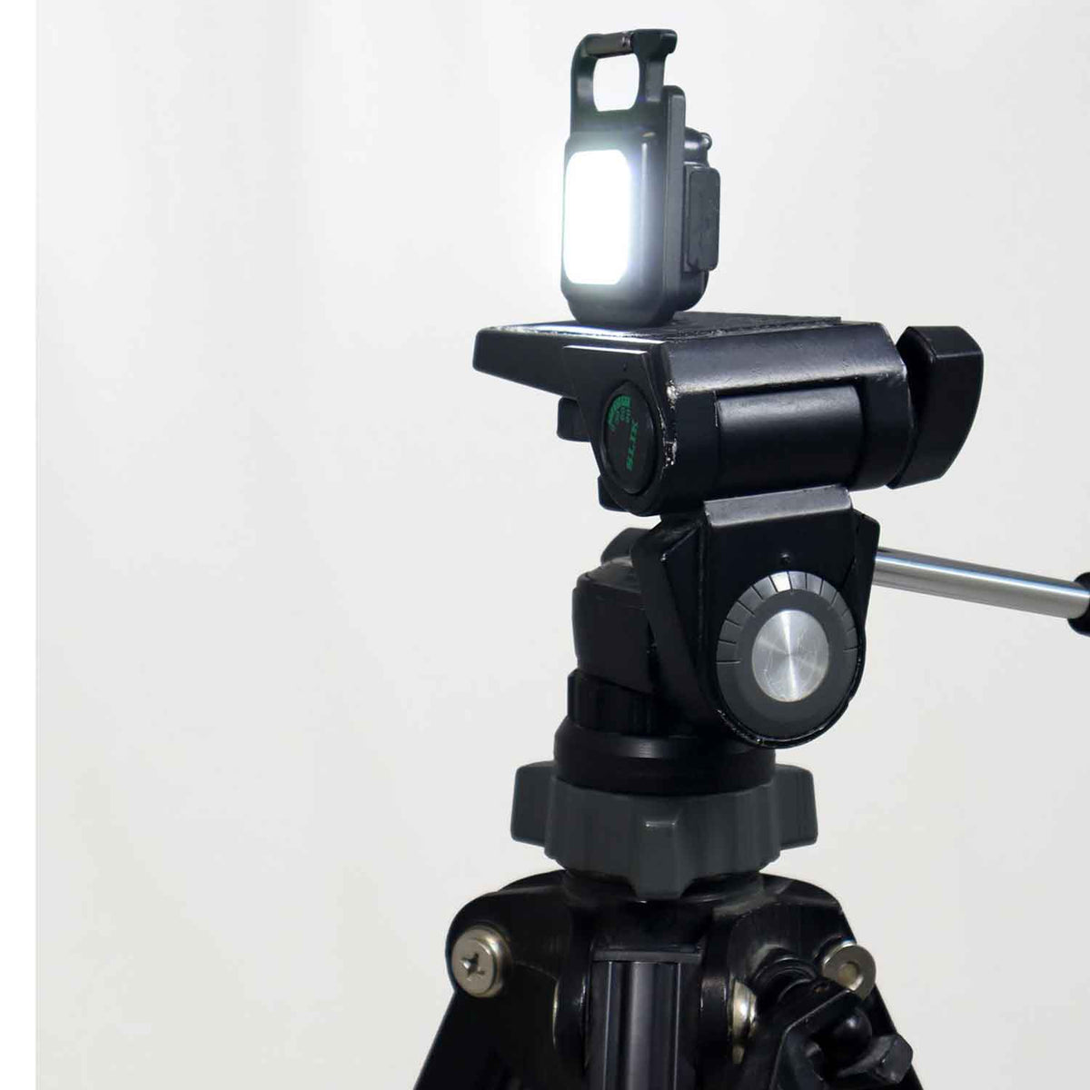Origin Outdoors LED-Pocketleuchte 500 Lumen USB-C mit Magnet, Karabiner & Flaschenöffner – Detailansicht