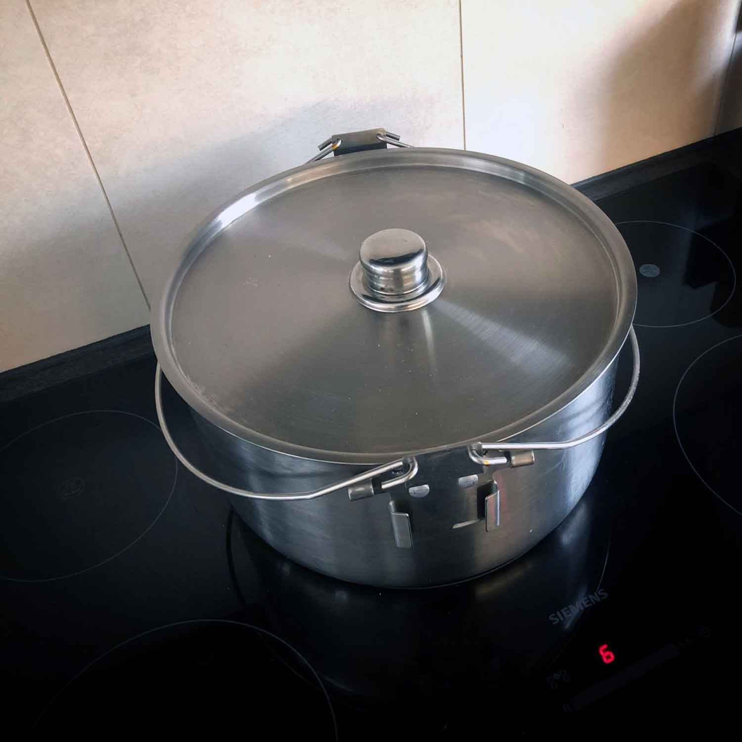 Origin Outdoors Hordentopf – Großer 10 Liter Edelstahl Kochtopf mit Standbeinen – Detailansicht