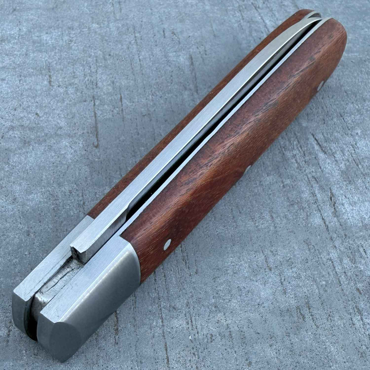 Otter Klassik Taschenmesser Groß – Carbonstahl und Sapeliholzgriff – Detailansicht