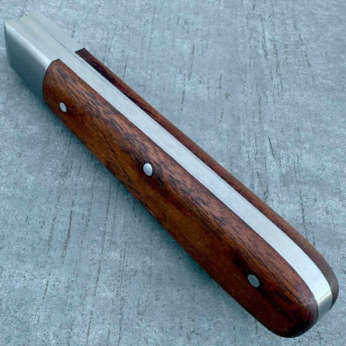 Otter Klassik Taschenmesser Groß – Carbonstahl und Sapeliholzgriff – Detailansicht