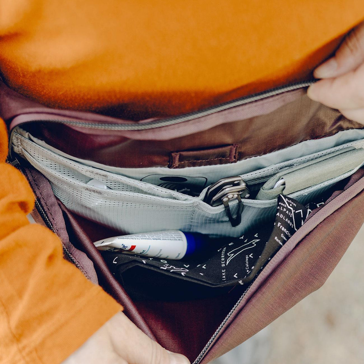 Peak Design Outdoor Sling Bag 2L in 4 Farben – Farbvariante violett, Sling Bag – Detailansicht 10