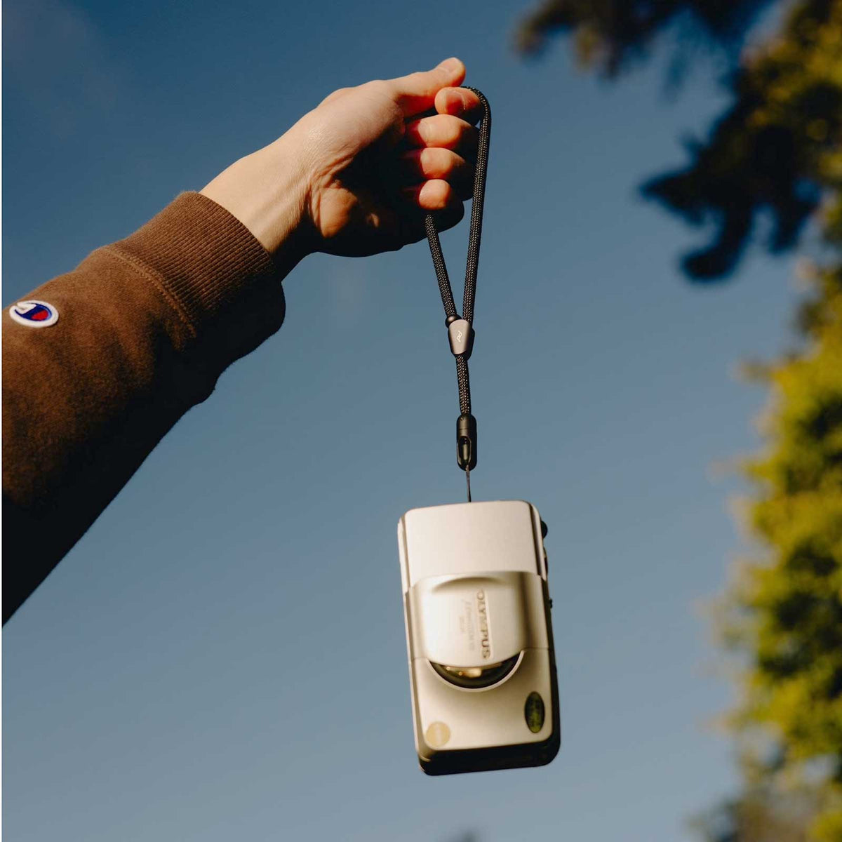 Peak Design Mobile Cuff – Handschlaufe mit Micro-Anchor-System – Größenvergleich in der Hand