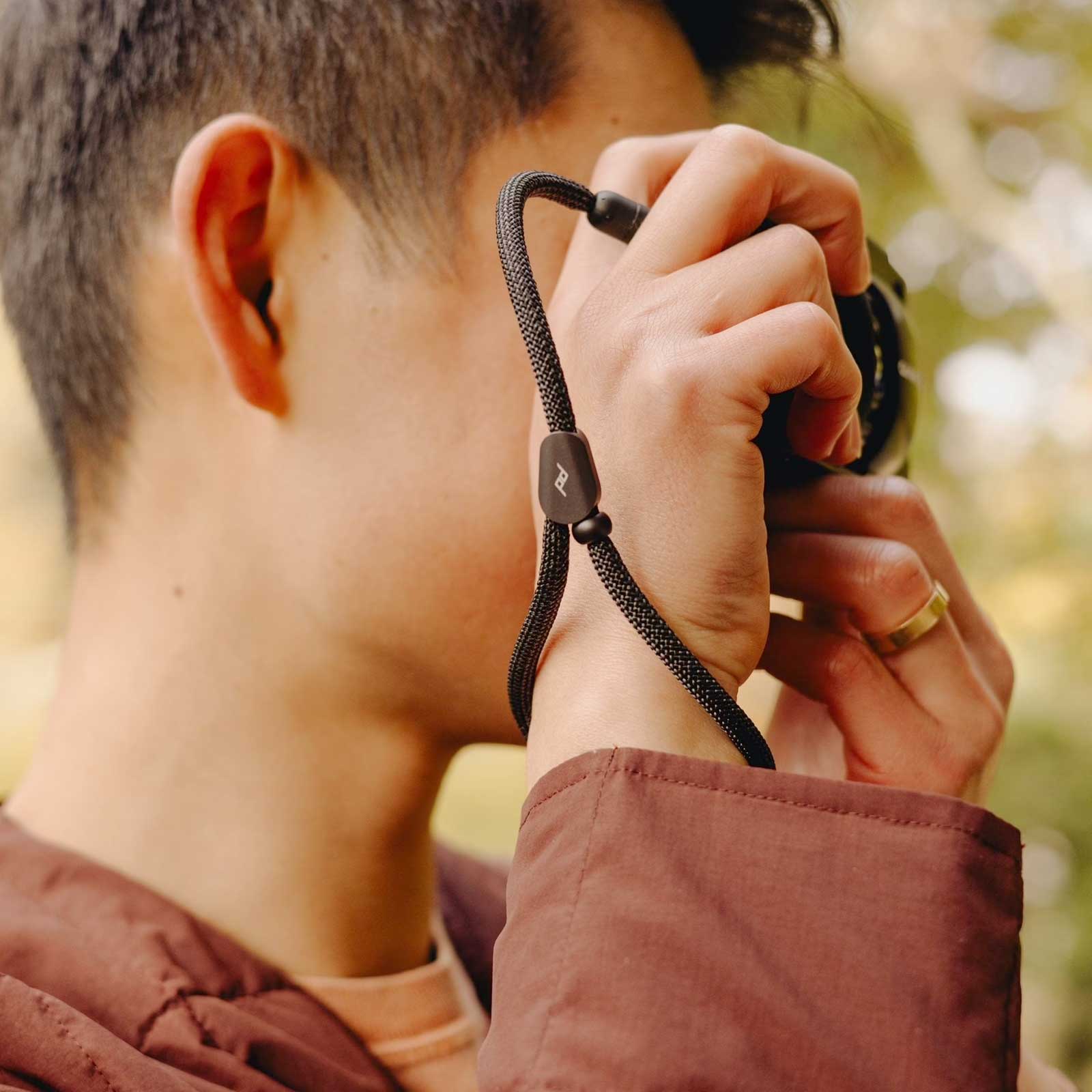 Peak Design Mobile Cuff – Handschlaufe mit Micro-Anchor-System – Größenvergleich in der Hand