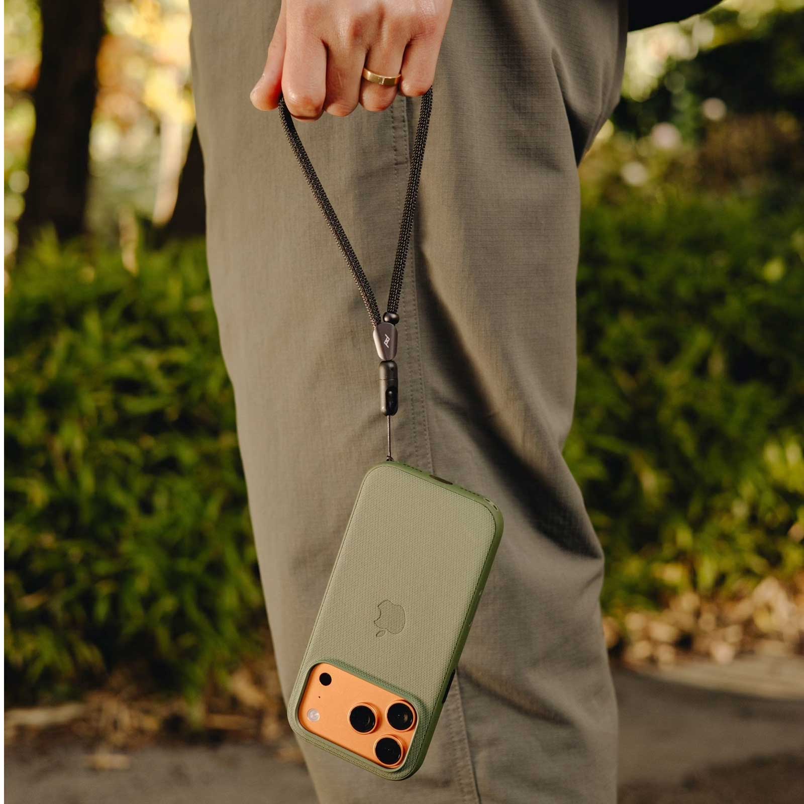 Peak Design Mobile Cuff – Handschlaufe mit Micro-Anchor-System – Größenvergleich in der Hand