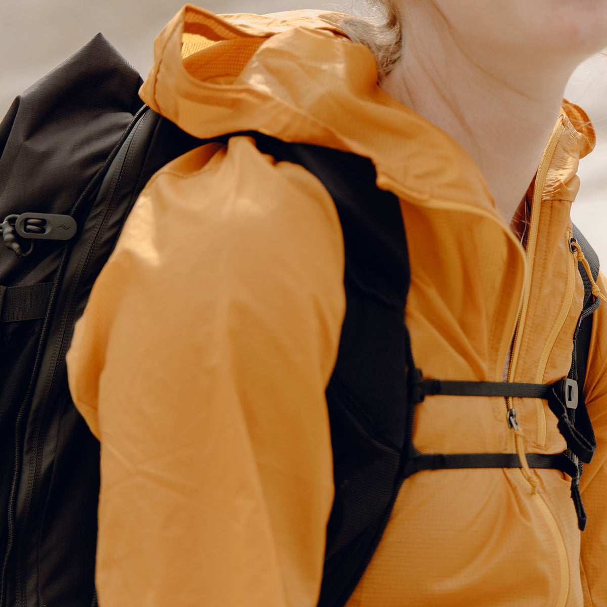 Peak Design Outdoor Backpack 25L – Beim Outdoor-Einsatz in schwarz – Detailansicht 21