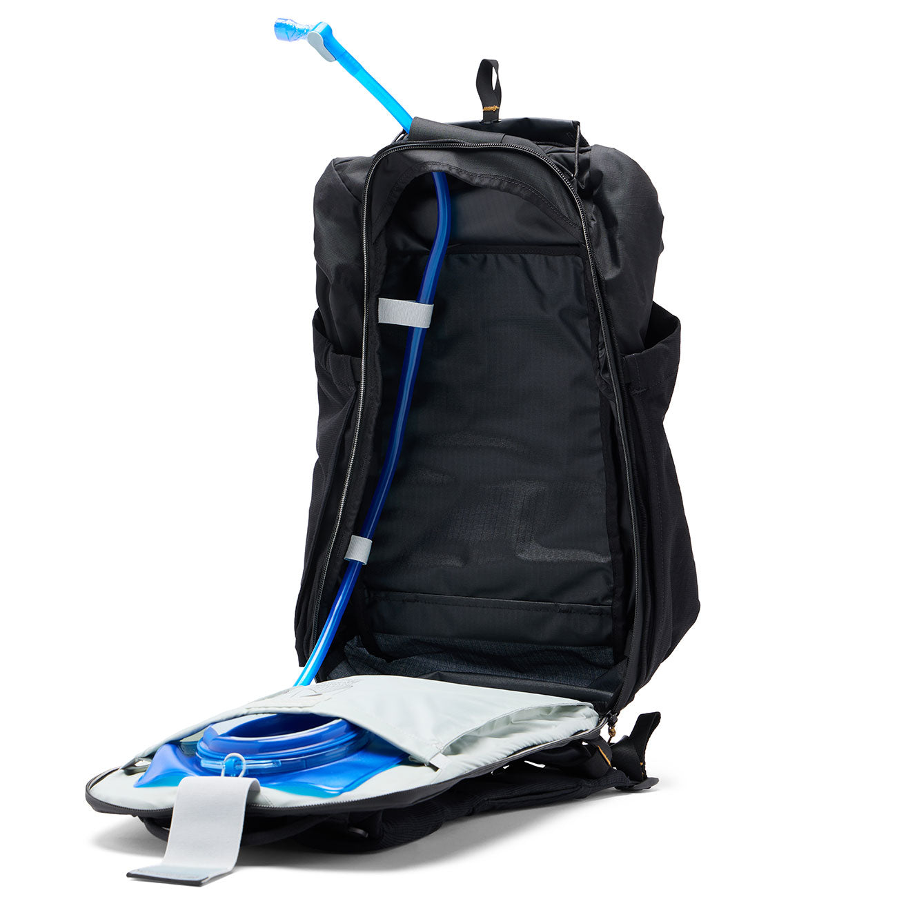 Peak Design Outdoor Backpack 25L – Beim Outdoor-Einsatz in schwarz – Detailansicht 36