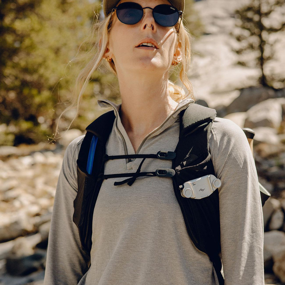 Peak Design Outdoor Backpack 25L – Beim Outdoor-Einsatz in weiß – Detailansicht 20