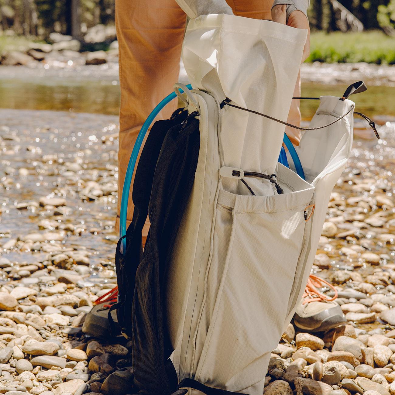 Peak Design Outdoor Backpack 25L – Beim Outdoor-Einsatz in weiß – Detailansicht 19