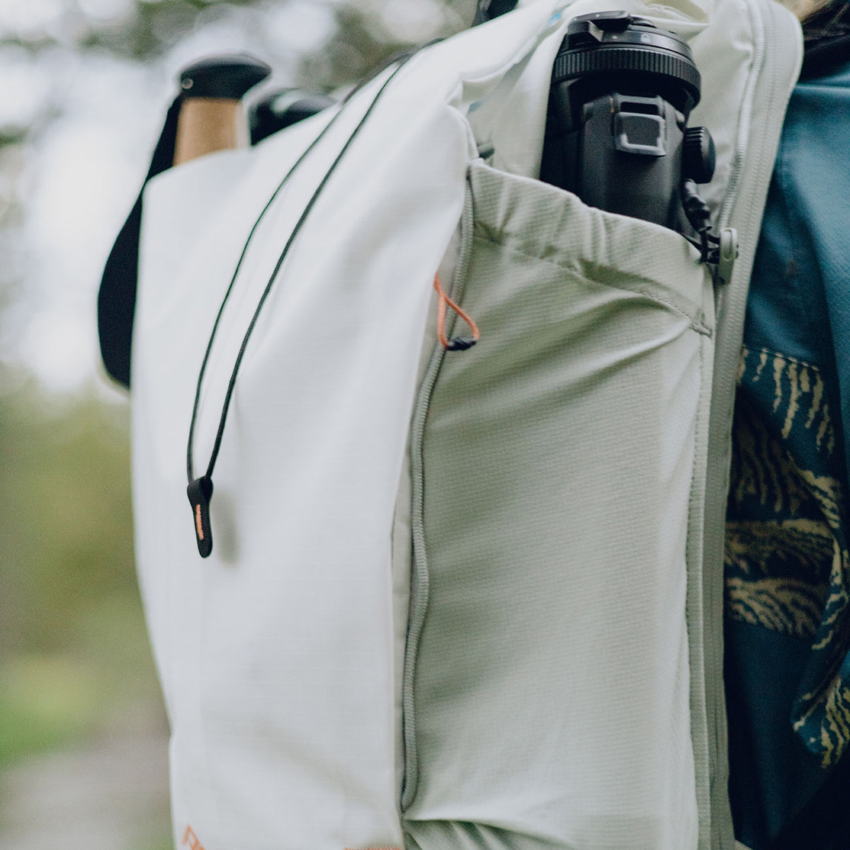 Peak Design Outdoor Backpack 25L – Beim Outdoor-Einsatz in weiß – Detailansicht 13
