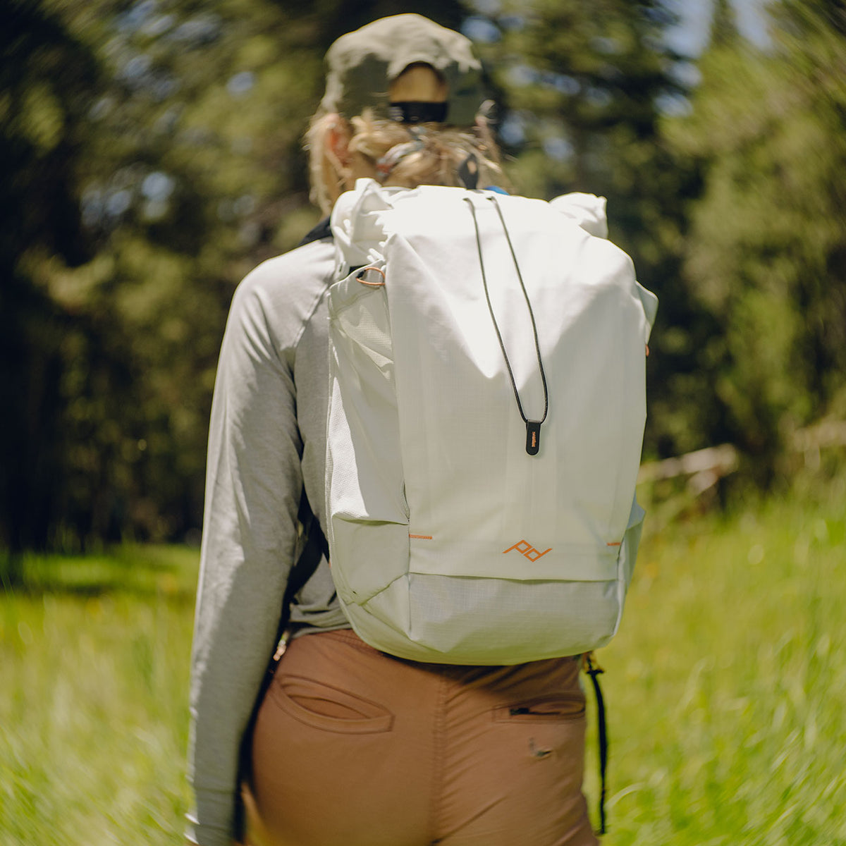 Peak Design Outdoor Backpack 25L – Beim Outdoor-Einsatz in weiß – Detailansicht 15