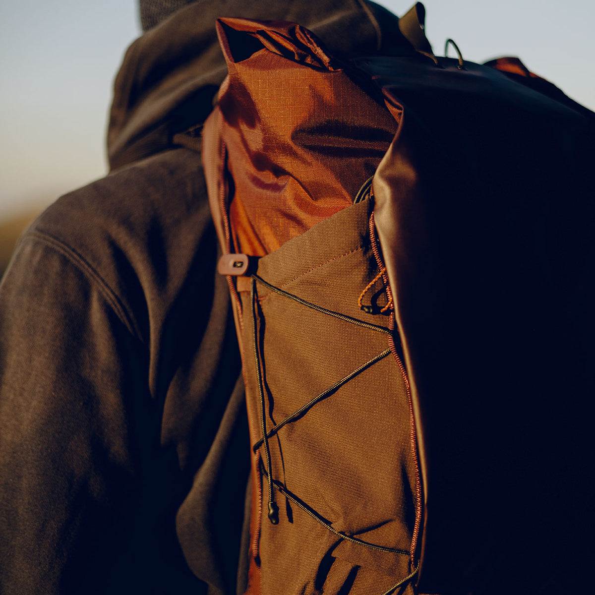Peak Design Outdoor Backpack 25L – Beim Outdoor-Einsatz in violett (Eclipse) – Detailansicht 8