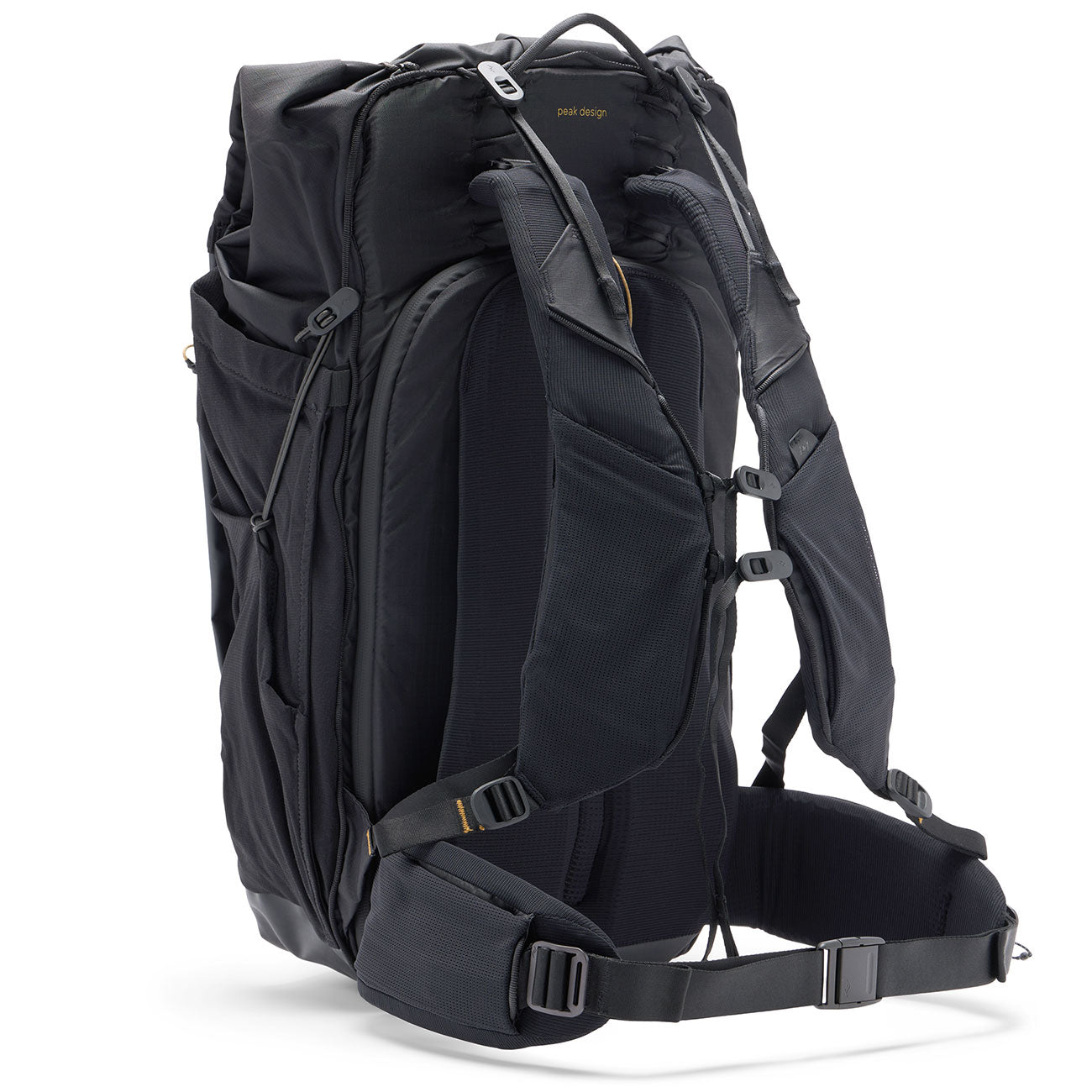 Peak Design Outdoor Backpack 45L – Beim Outdoor-Einsatz in schwarz – Detailansicht 12