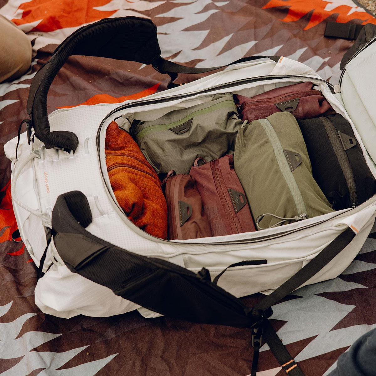 Peak Design Outdoor Backpack 45L – Mit großer Öffnung in weiß – Detailansicht 3