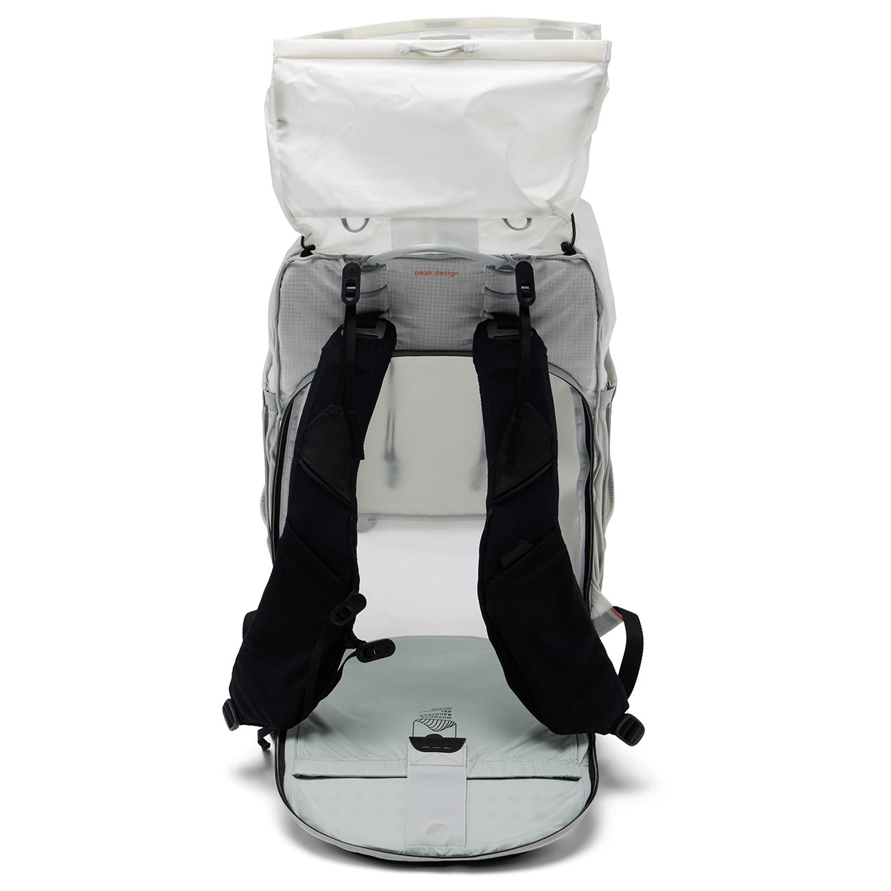 Peak Design Outdoor Backpack 45L – Beim Outdoor-Einsatz in weiß – Detailansicht 22