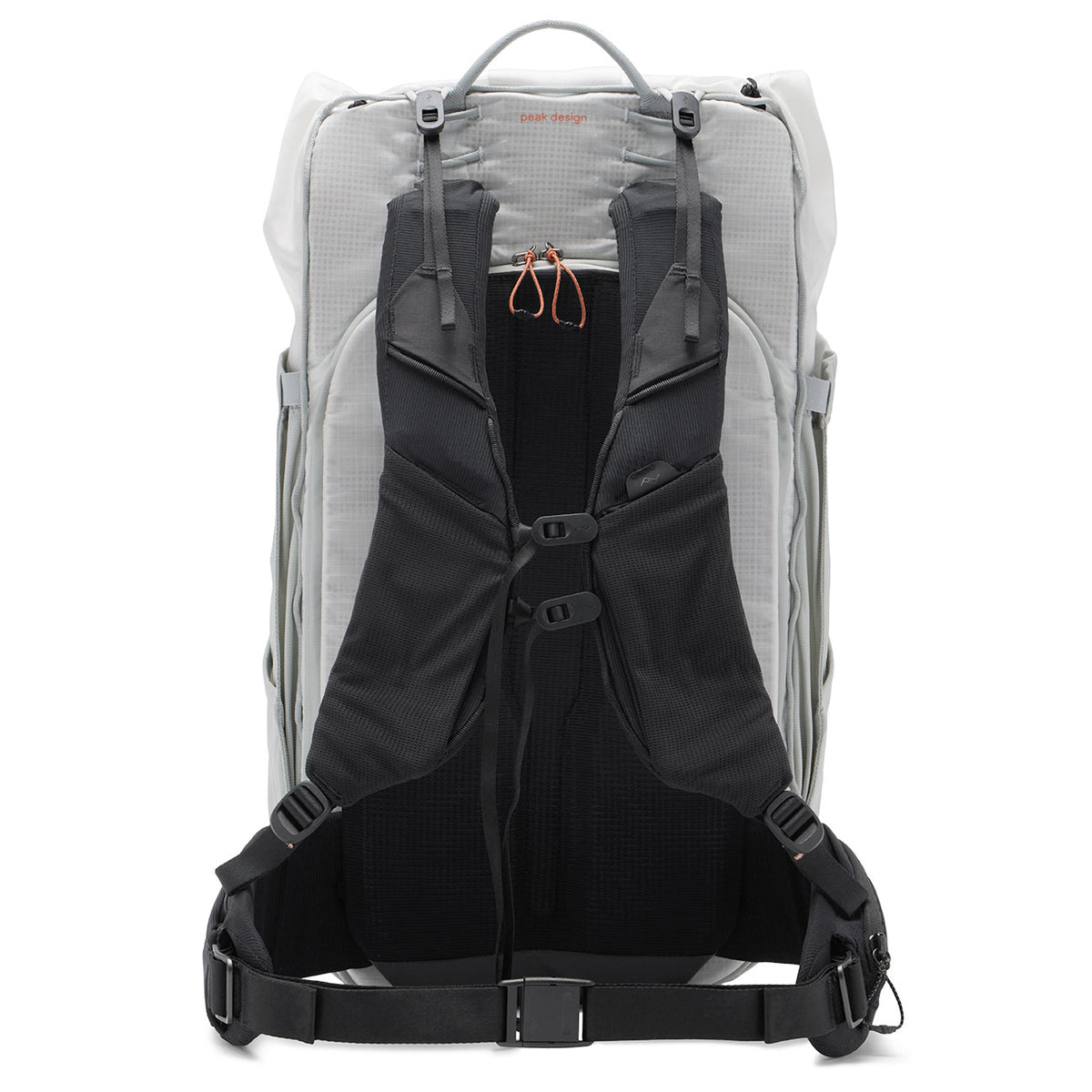 Peak Design Outdoor Backpack 45L – Beim Outdoor-Einsatz in weiß – Detailansicht 20