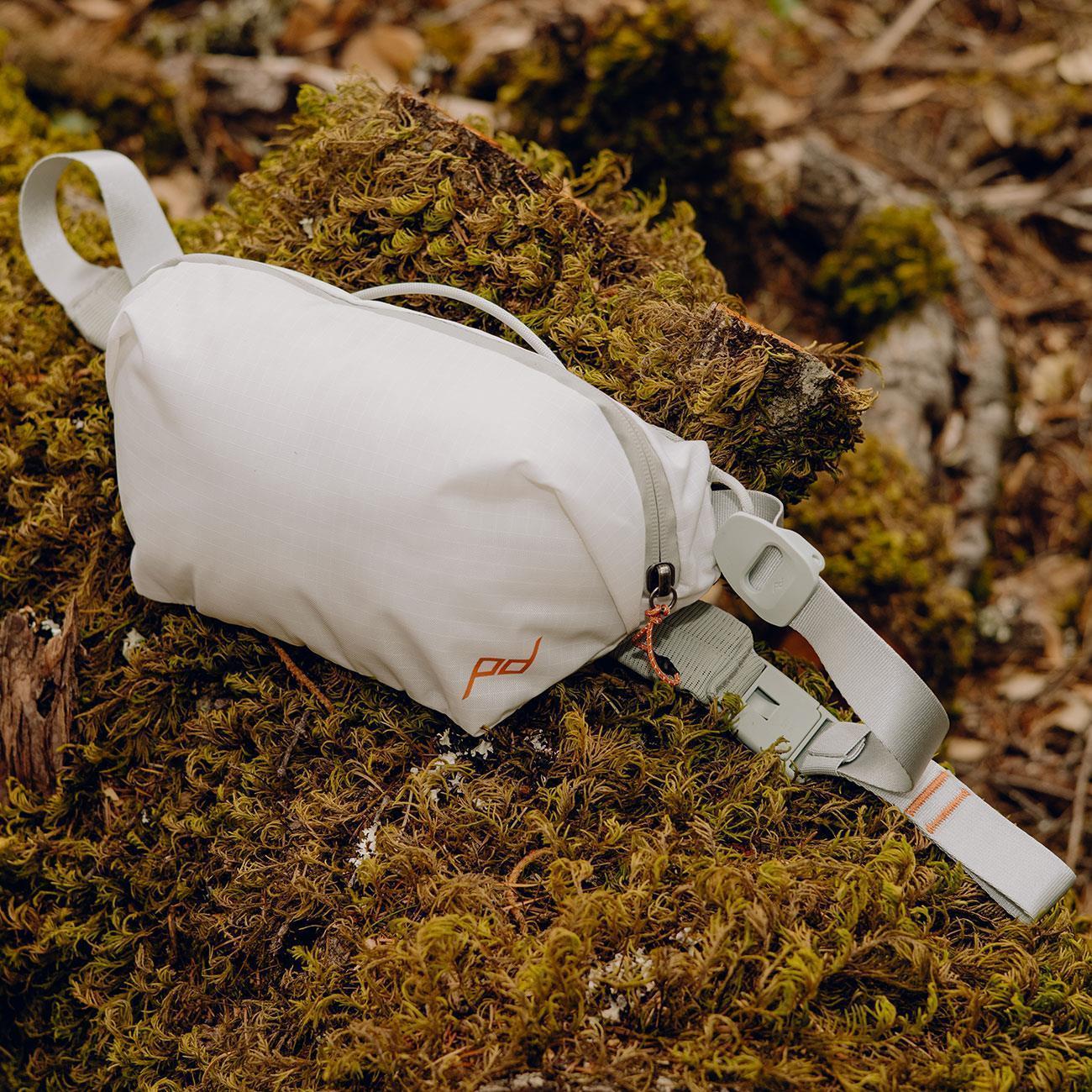 Peak Design Outdoor Sling Bag 2L in 4 Farben – Farbvariante weiß, Gürteltasche – Detailansicht 4