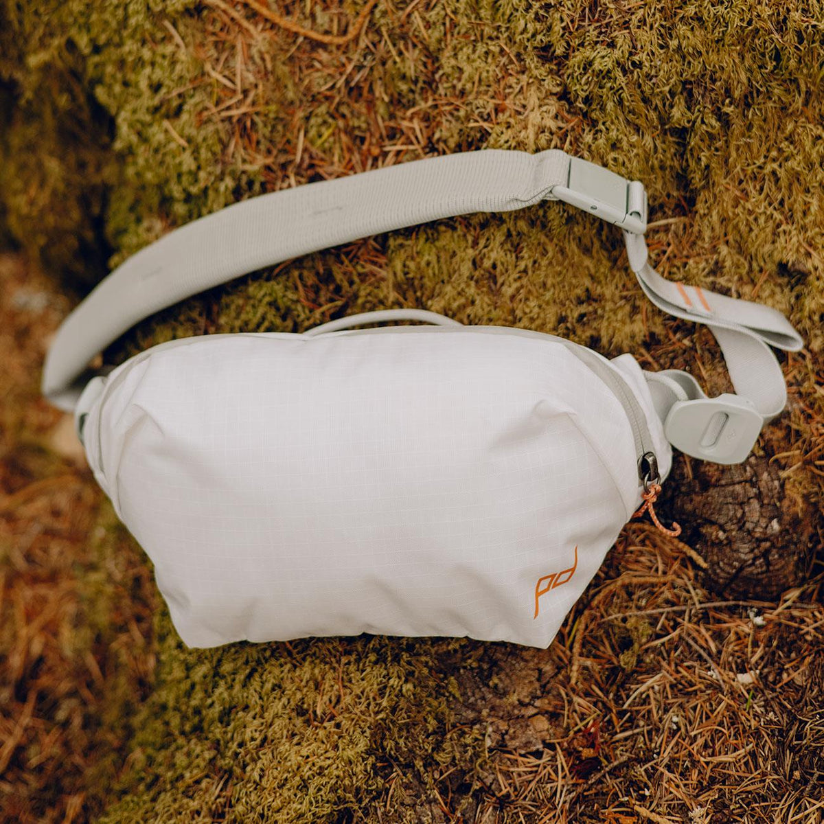 Peak Design Outdoor Sling Bag 2L in 4 Farben – Farbvariante weiß, Sling Bag – Detailansicht 17