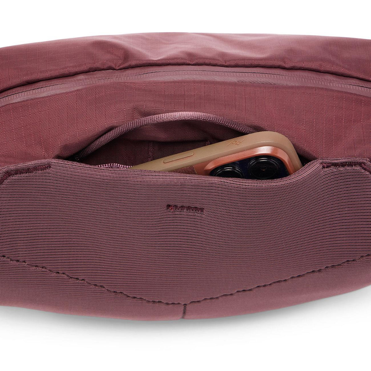 Peak Design Outdoor Sling Bag 7L in 4 Farben – Farbvariante violett, für Outdoor und Camping – Detailansicht 15