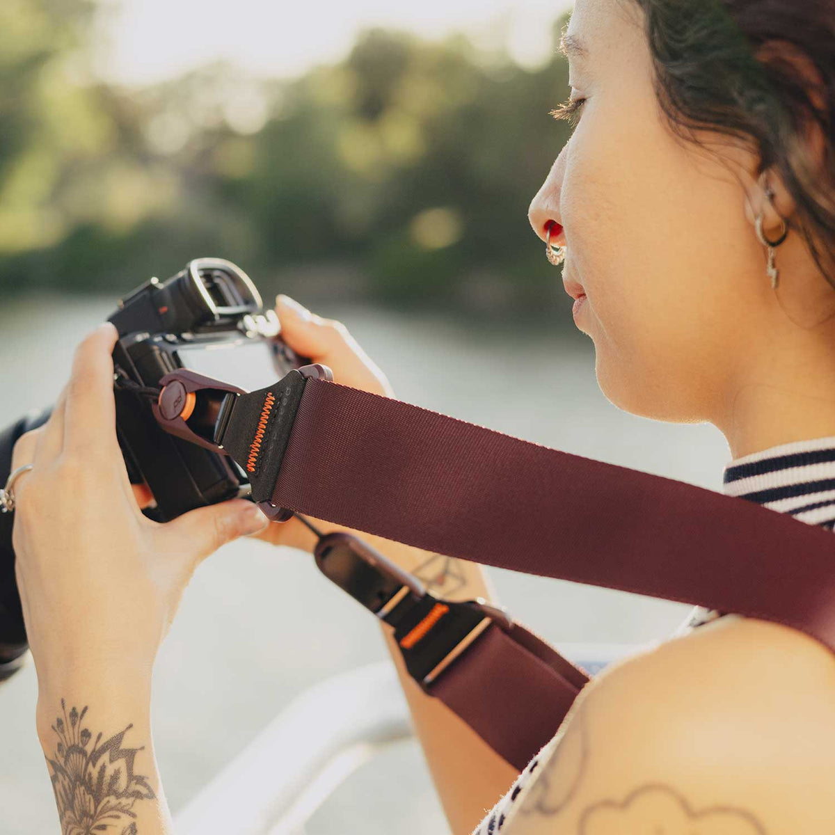 Peak Design Slide – Premium Kameragurt für DSLR und Systemkameras, Farbe grün – Clip und Befestigung