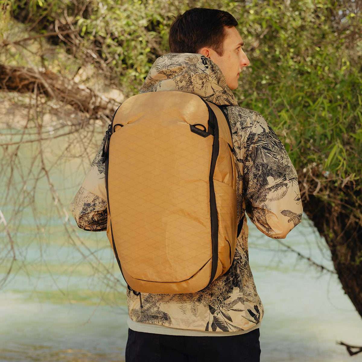 Peak Design Travel Backpack 30L - flexibler Reise- und Kamerarucksack in 6 Farben – Rucksack, Größenvergleich in der Hand