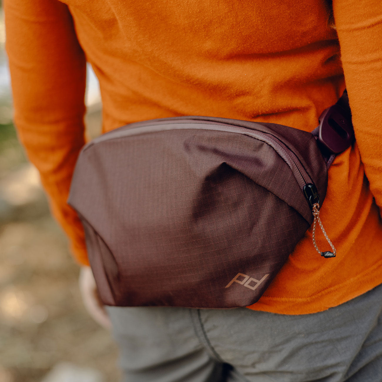 Peak Design Outdoor Sling Bag 2L in 4 Farben – Farbvariante violett, Gürteltasche – Detailansicht 2