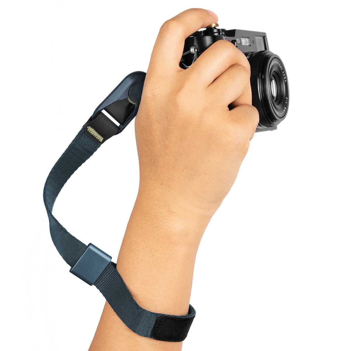 Peak Design Cuff Kamera Handgelenkschlaufe – Größenvergleich in der Hand in blau