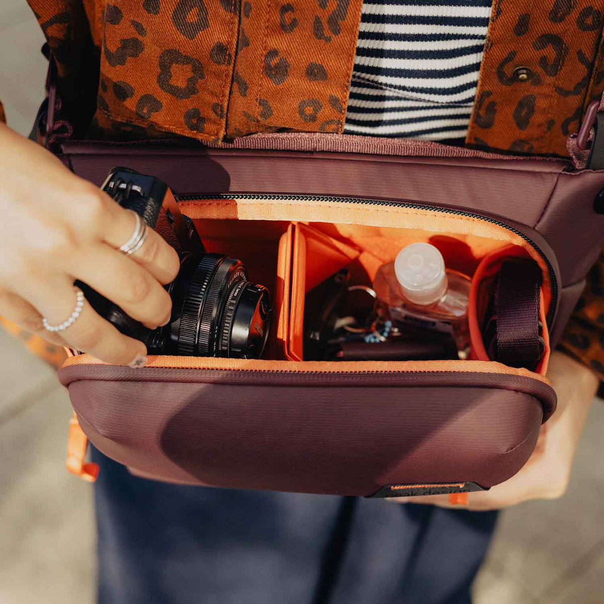 Peak Design Everyday Sling 3L Eclipse – Kompakte Kameratasche in violett (B-Ware) – Detailansicht