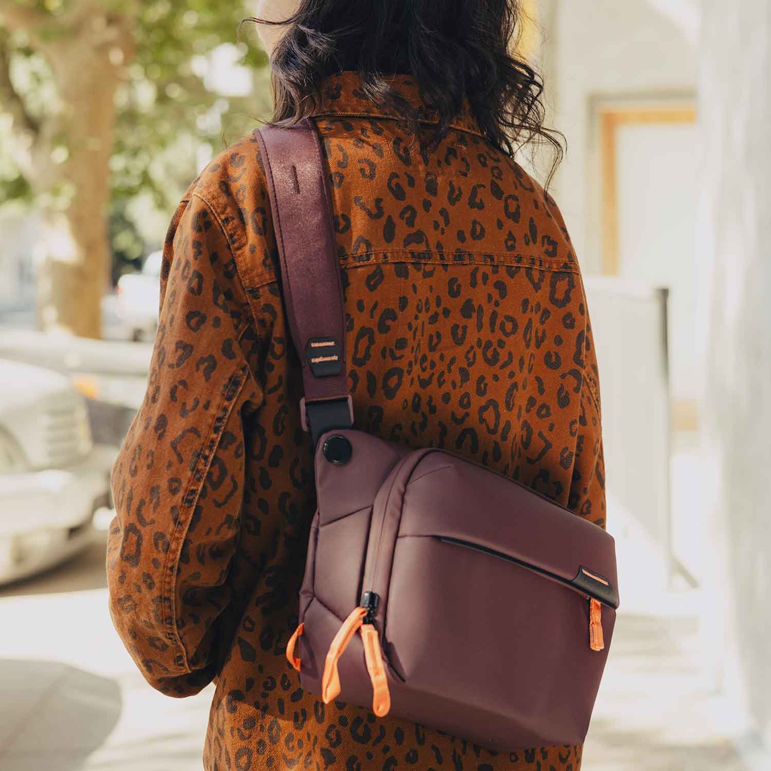 Peak Design Everyday Sling 3L Eclipse – Kompakte Kameratasche in violett (B-Ware) – Detailansicht