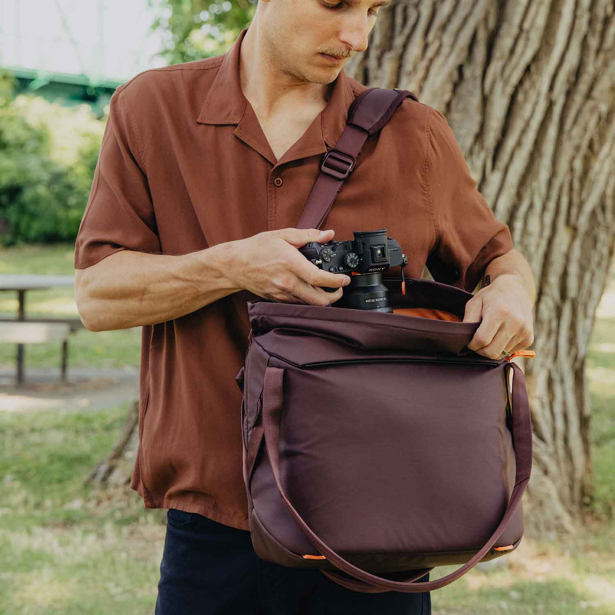 Peak Design Everyday Tote 15L – Im urbanen Einsatz in violett (Eclipse)