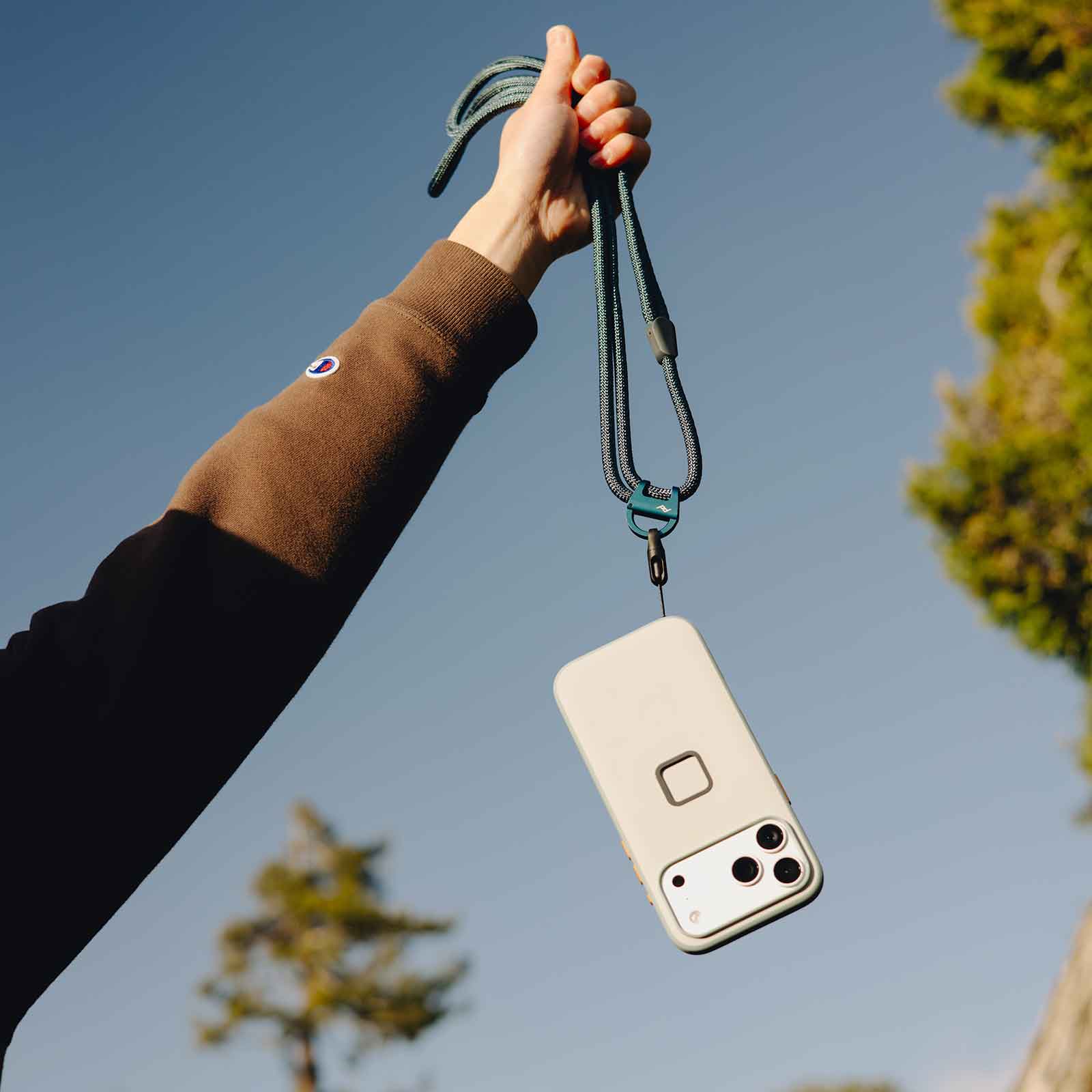 Peak Design Mobile Crossbody Multi-Strap mit Micro Anchors – Größenvergleich in der Hand