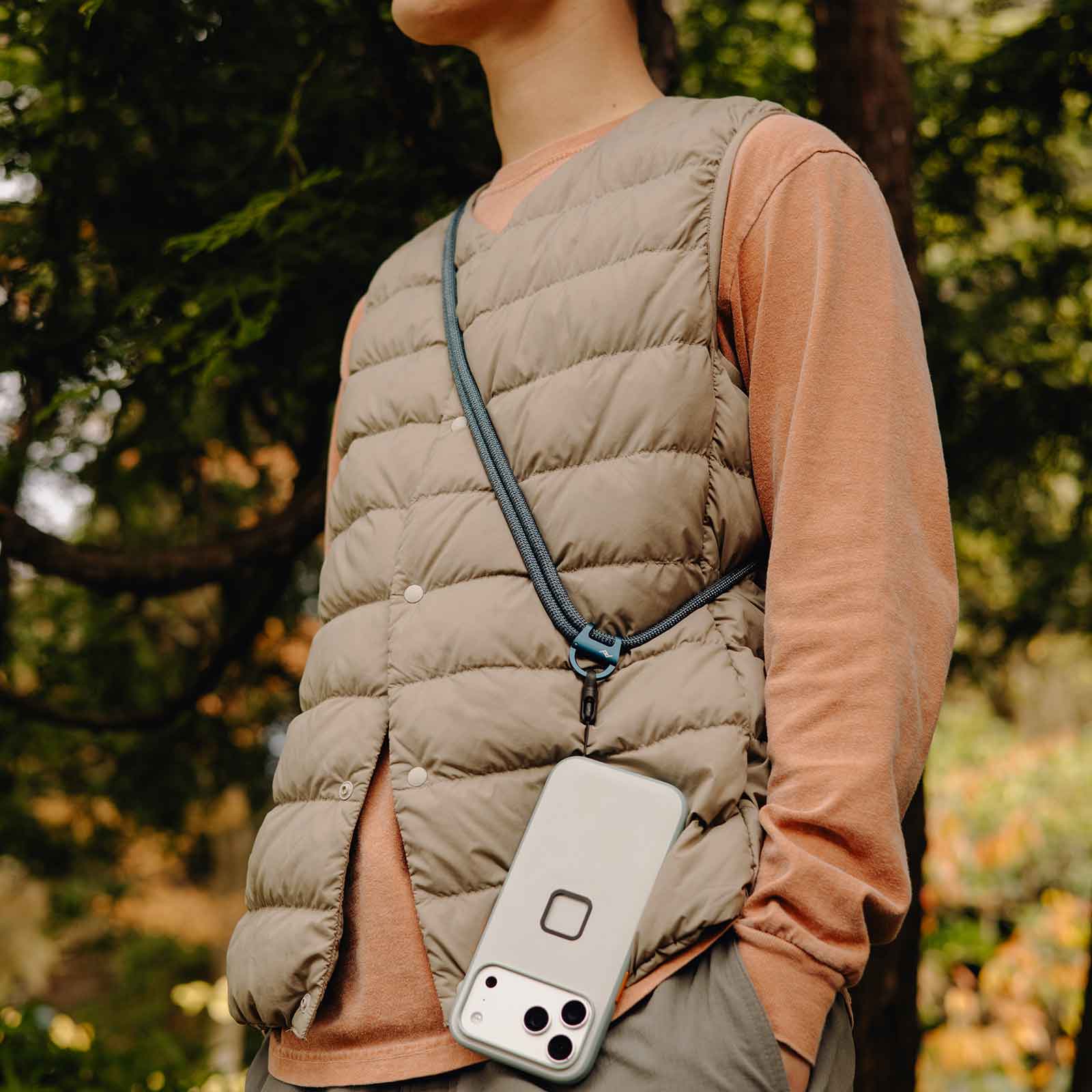 Peak Design Mobile Crossbody Multi-Strap mit Micro Anchors – Größenvergleich in der Hand