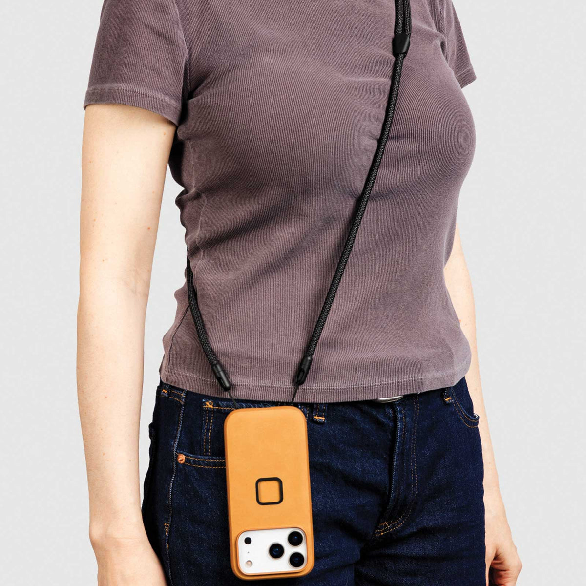 Peak Design Mobile Crossbody Strap - Beispiel mit Handy an Frau umgehangen