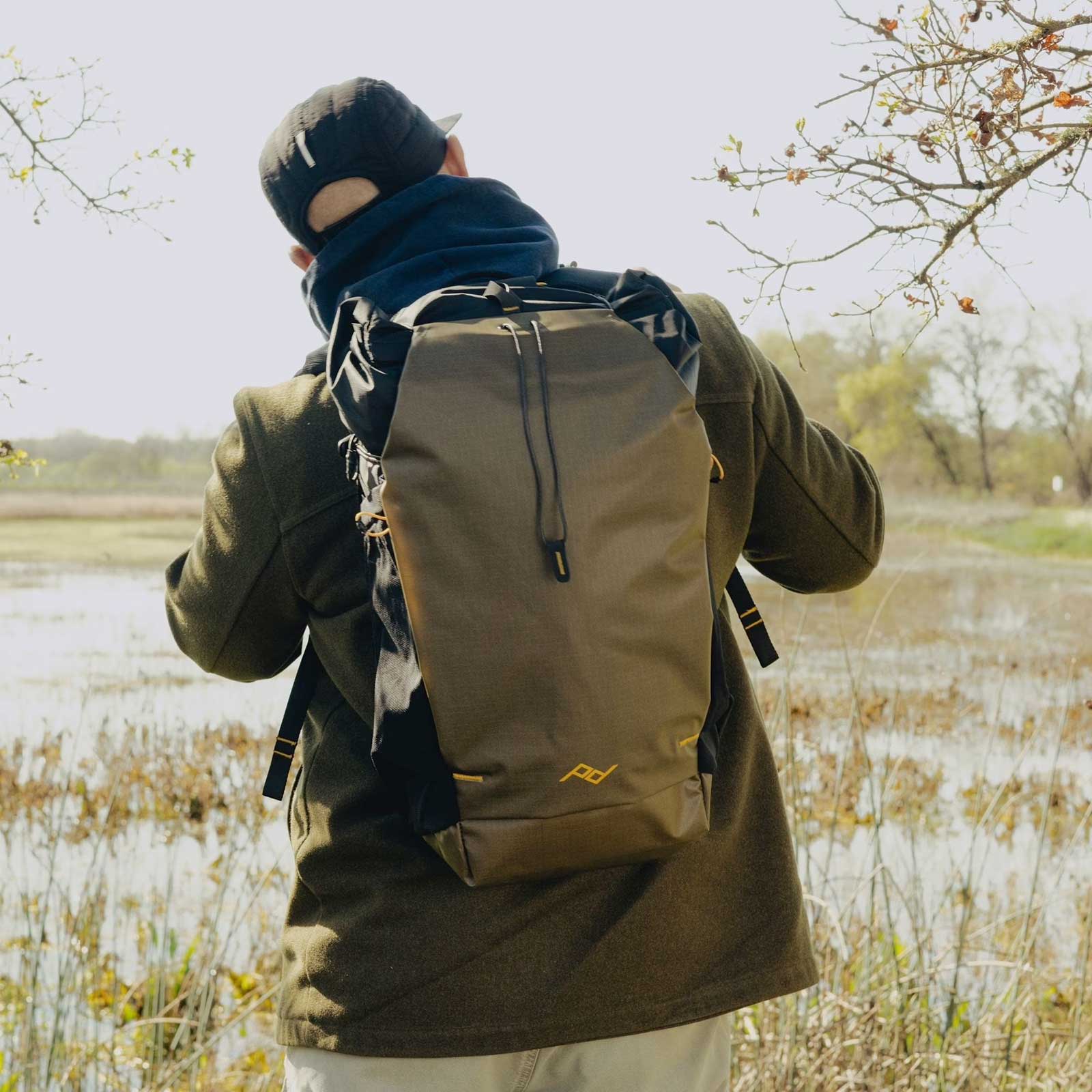 Peak Design Outdoor Backpack 25L – Beim Outdoor-Einsatz in olivgrün – Detailansicht 4