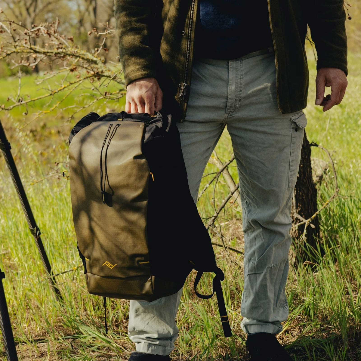 Peak Design Outdoor Backpack 25L – Beim Outdoor-Einsatz in olivgrün – Detailansicht 7