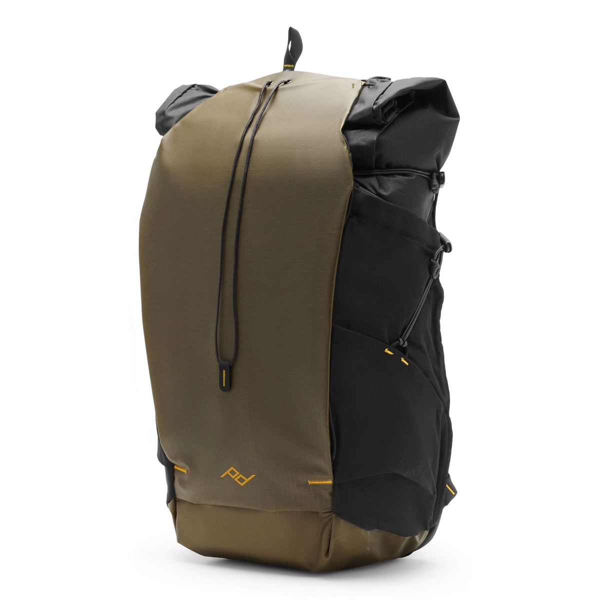 Peak Design Outdoor Backpack 45L – Beim Outdoor-Einsatz in olivgrün – Detailansicht 14