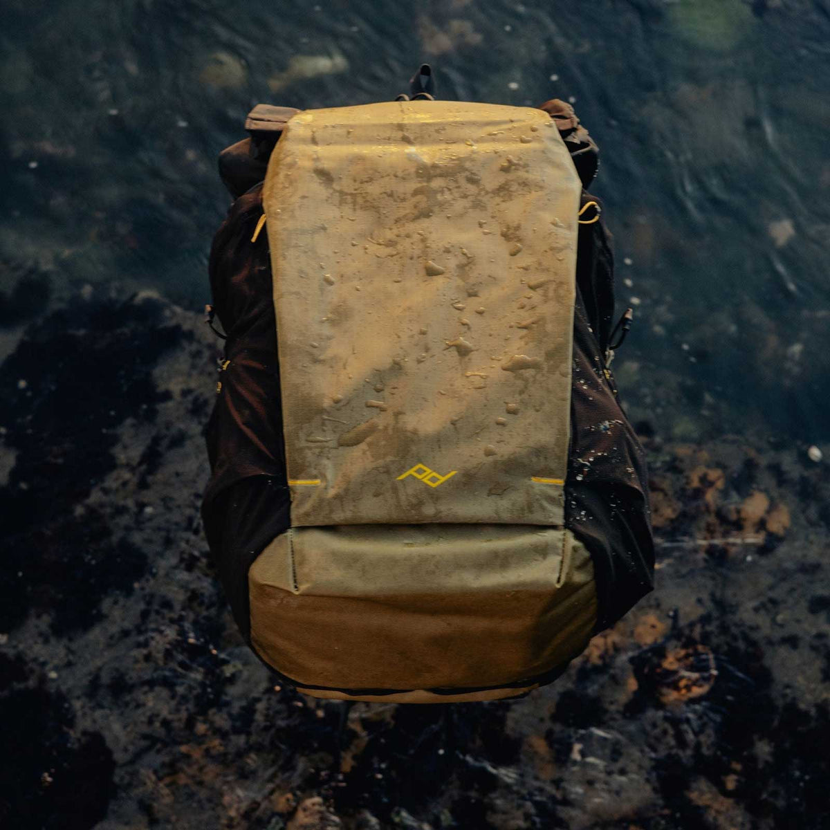 Peak Design Outdoor Backpack 45L – Beim Outdoor-Einsatz in olivgrün – Detailansicht 8