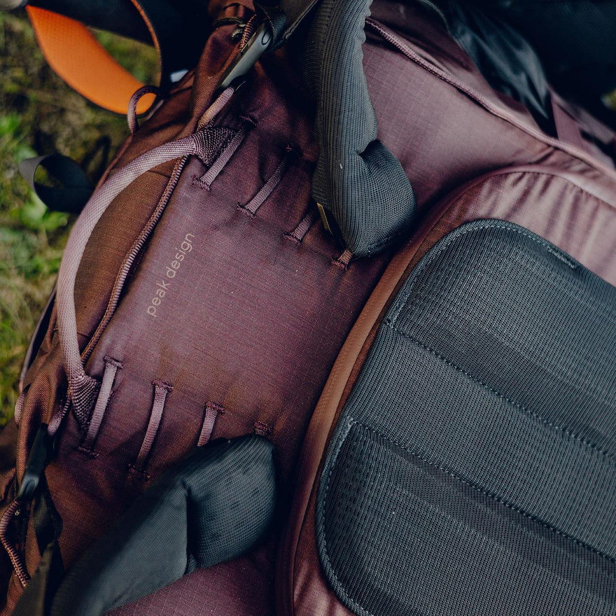 Peak Design Outdoor Backpack 45L – Beim Outdoor-Einsatz in violett (Eclipse) – Detailansicht 10