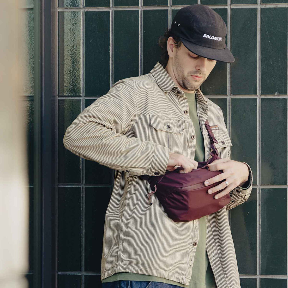 Peak Design Outdoor Sling Bag 4 Liter – Kompakte Kameratasche in 3 Farben – Farbvariante violett, Sling Bag – Detailansicht 1