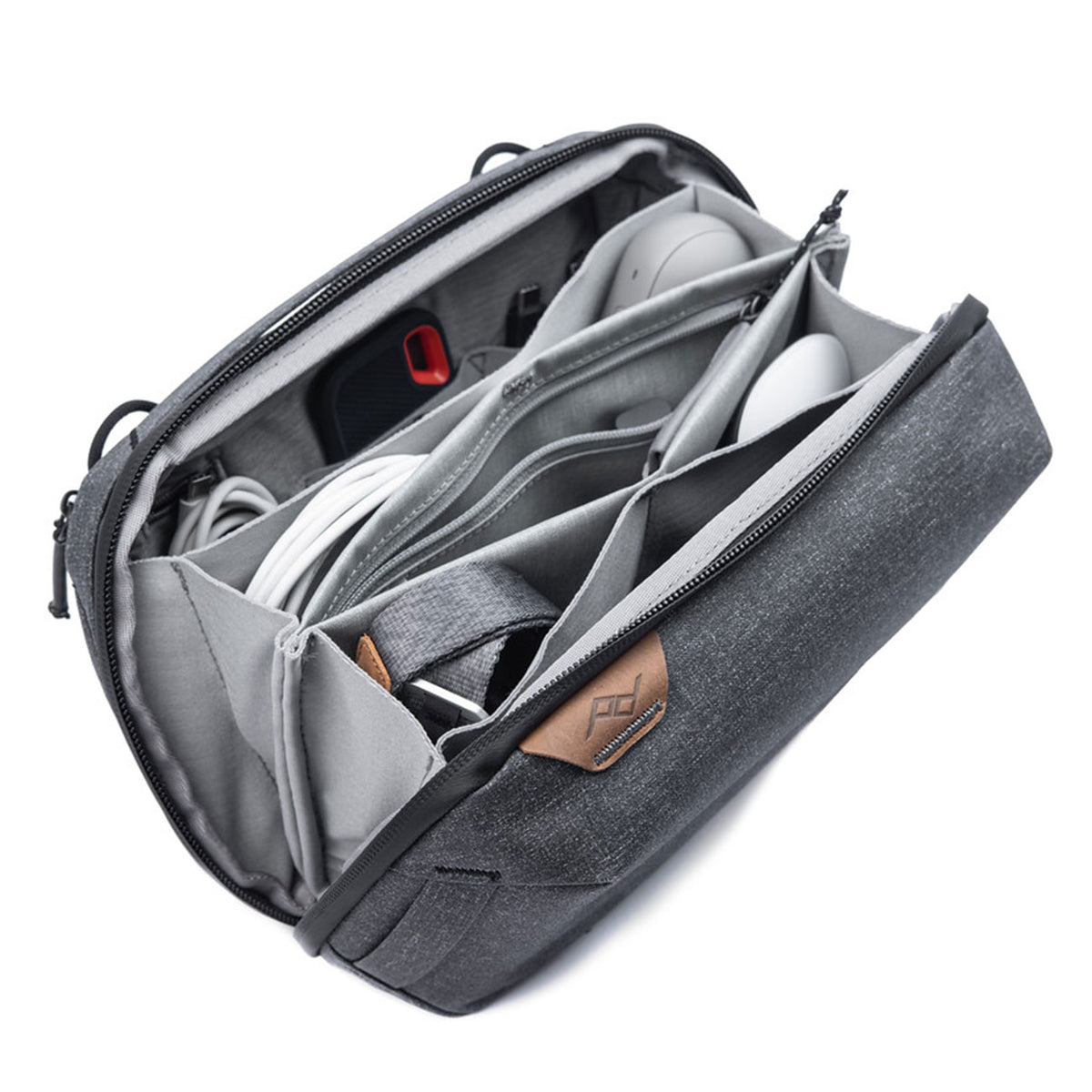 Peak Design Tech Pouch 2L – Organizer-Tasche für Reise & Alltag – Charcoal grau geoeffnet mit befüllt