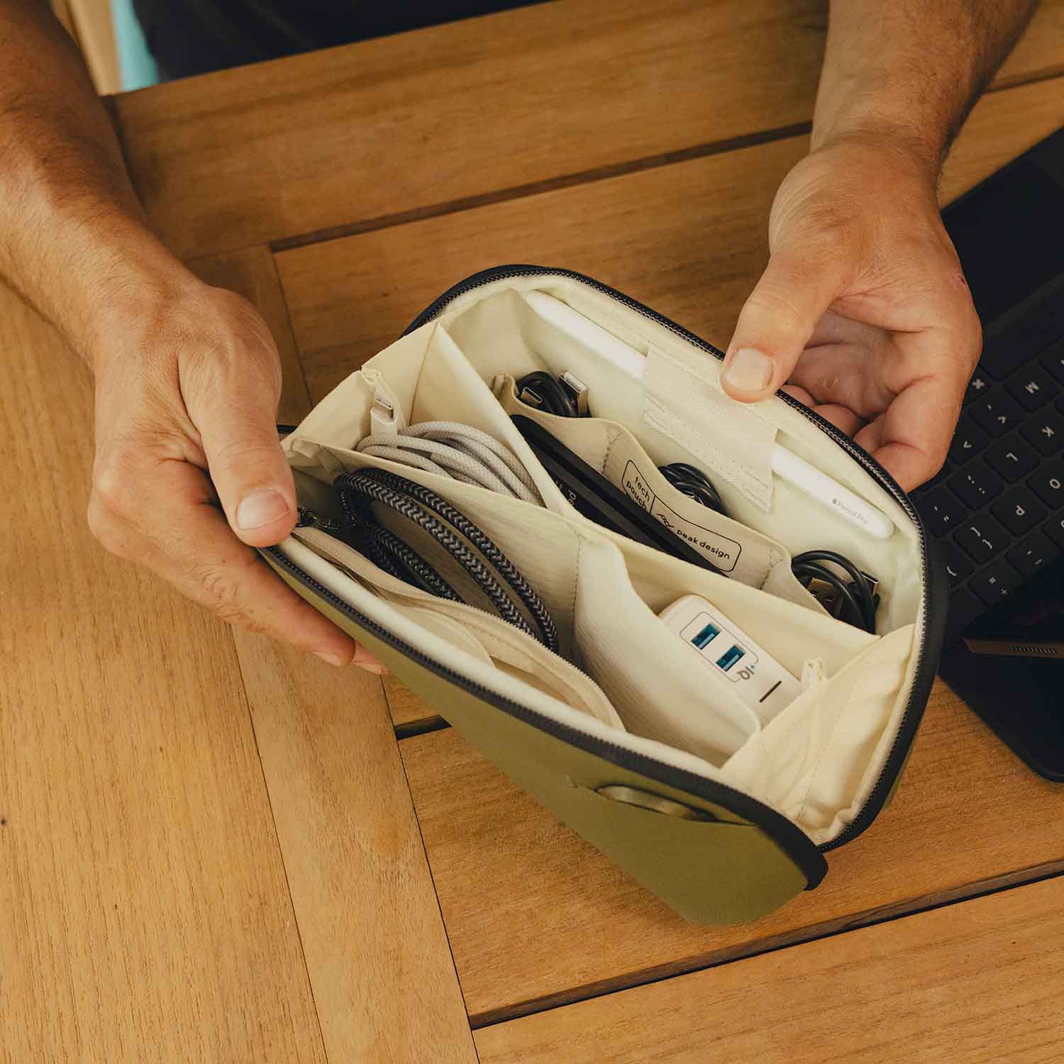 Peak Design Tech Pouch Small 1L – Organisation von Kabeln, Steckern und Adaptern in olivgrün