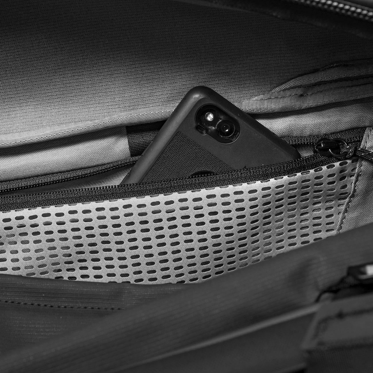 Peak Design Travel Duffel 35 Liter – Innenfach und Stauraum in schwarz
