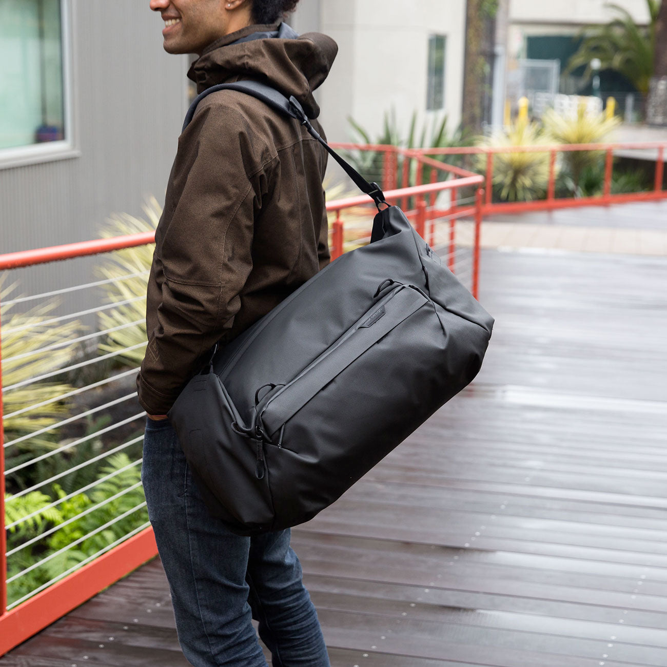 Peak Design Travel Duffel 35 Liter – Schwarz Schultergurt im Alltag
