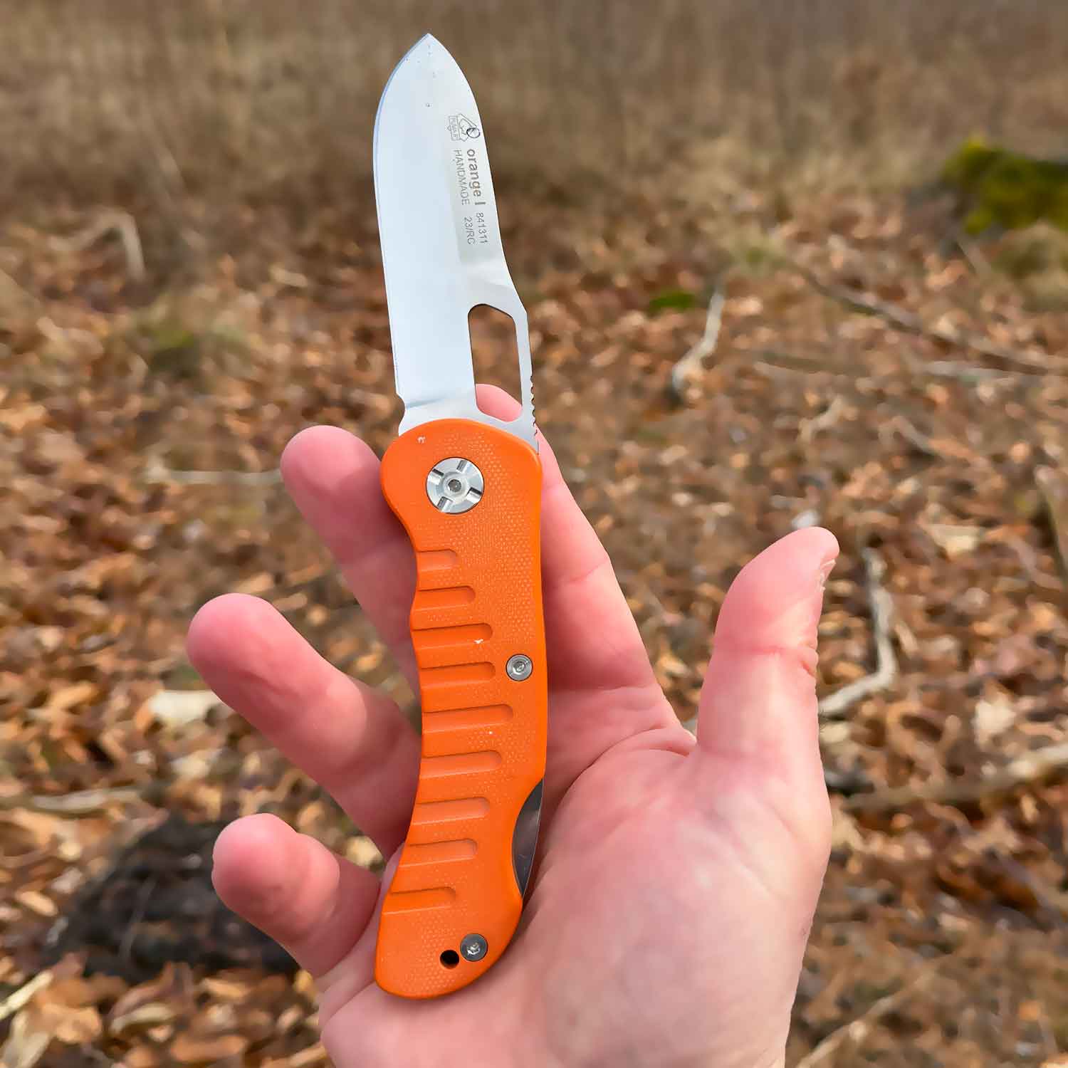 PUMA IP Jagdtaschenmesser orange I – 440A Klinge, G10 Griff und Backlock – Farbvariante orange, Größenvergleich in der Hand