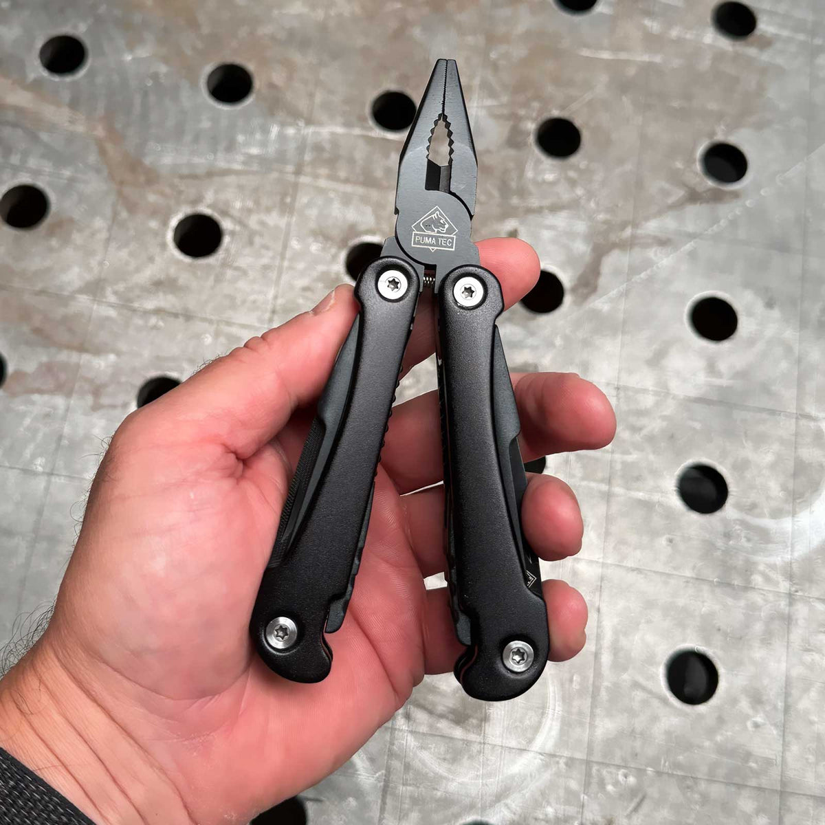 PUMA TEC BlackTrek – kompaktes Multitool – Größenvergleich in der Hand