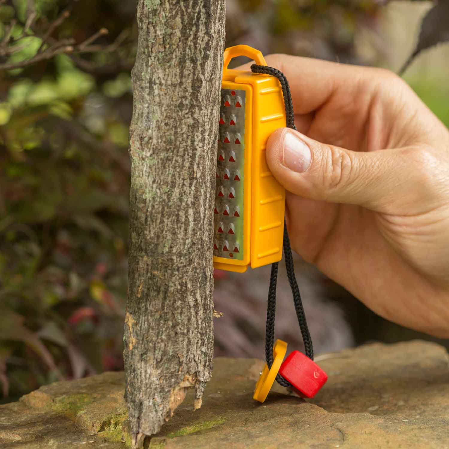 Smith’s Natural Tinder Maker – Feuerstarter-Set mit Zunder-Raspel – Detailansicht