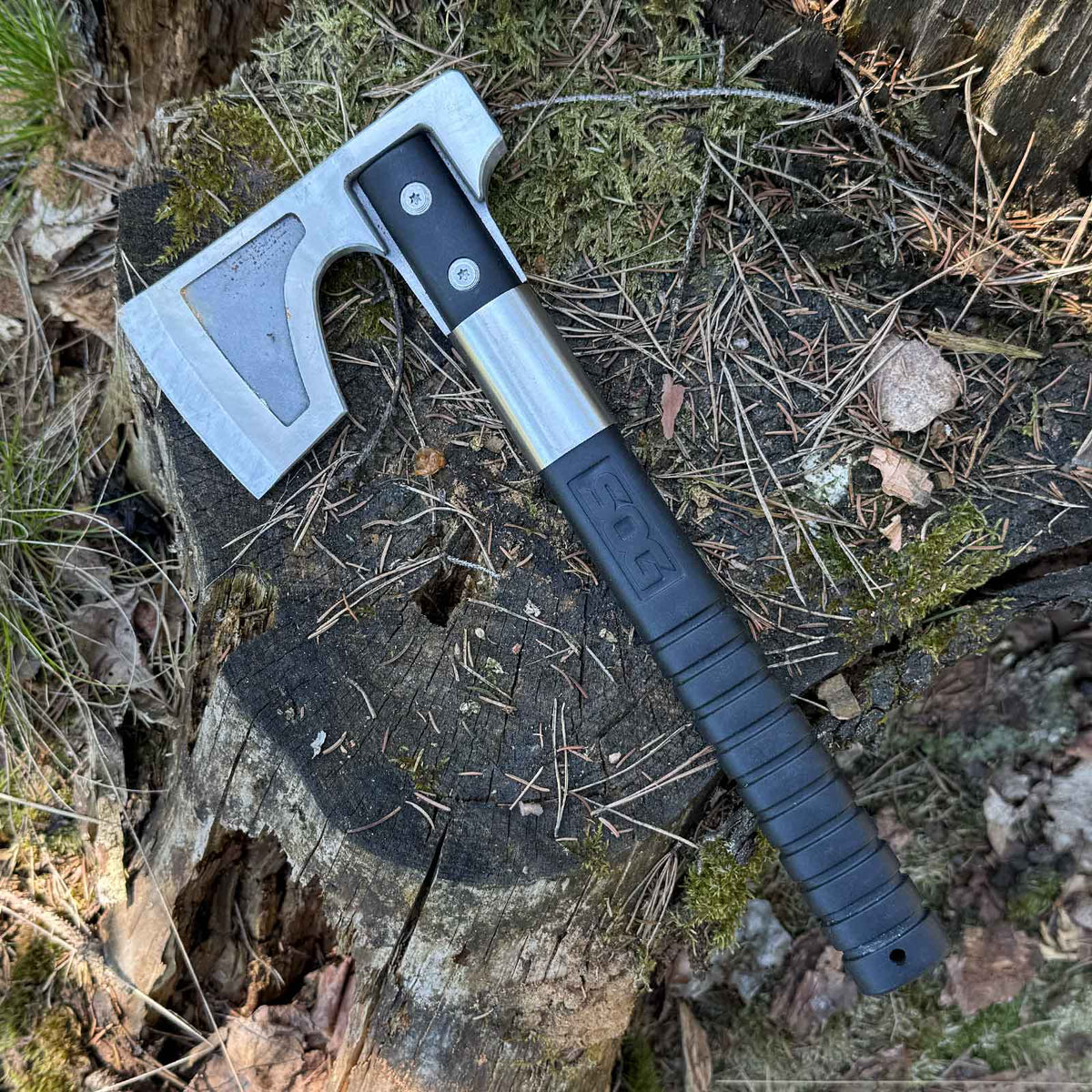 SOG Camp Axe – kompaktes Beil für Outdoor, Bushcraft & Camping – Größenvergleich in der Hand, für Outdoor und Camping