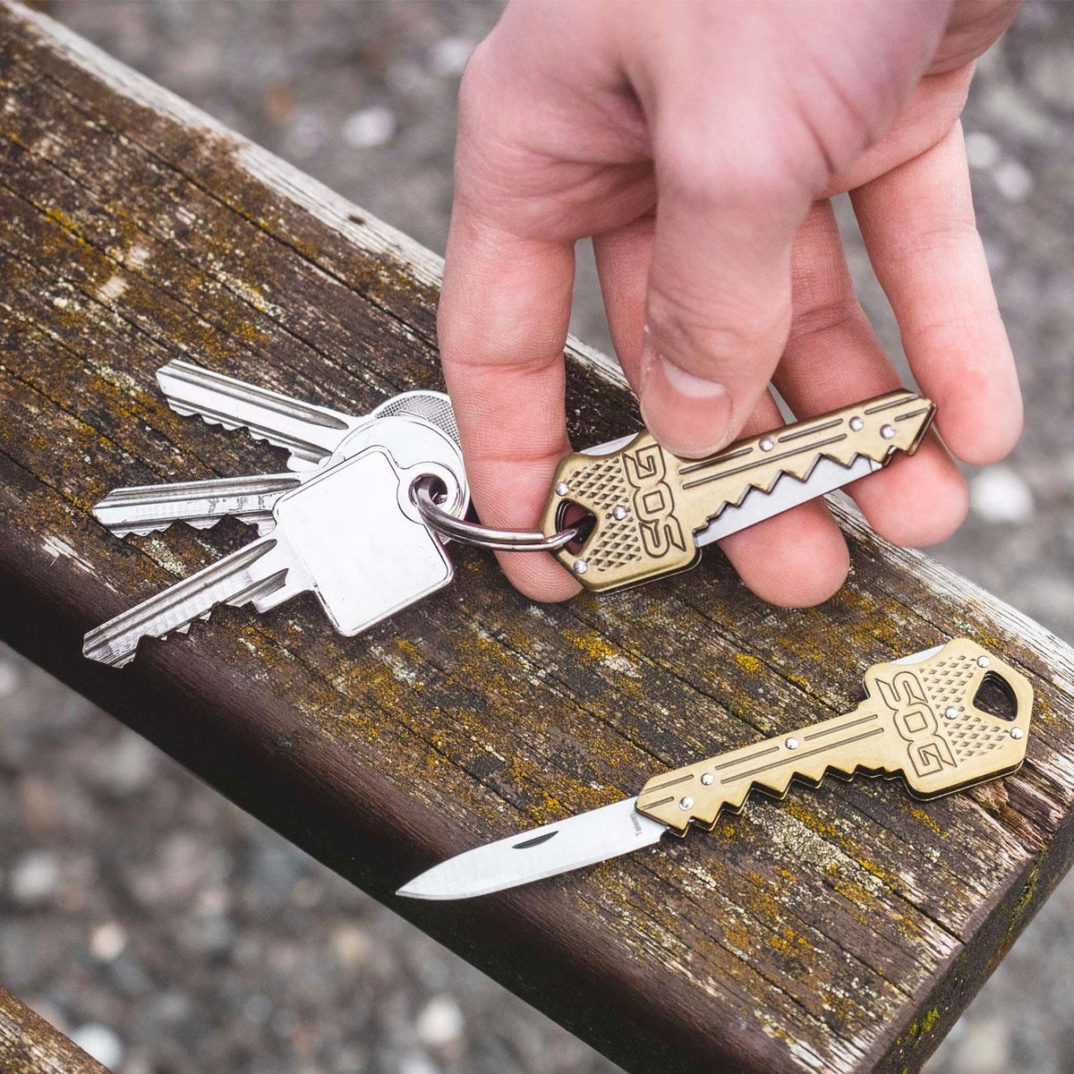 SOG Key Knife Schlüsselanhänger - Mini Taschenmesser im Schlüsselformat in 2 Farben – Detailansicht