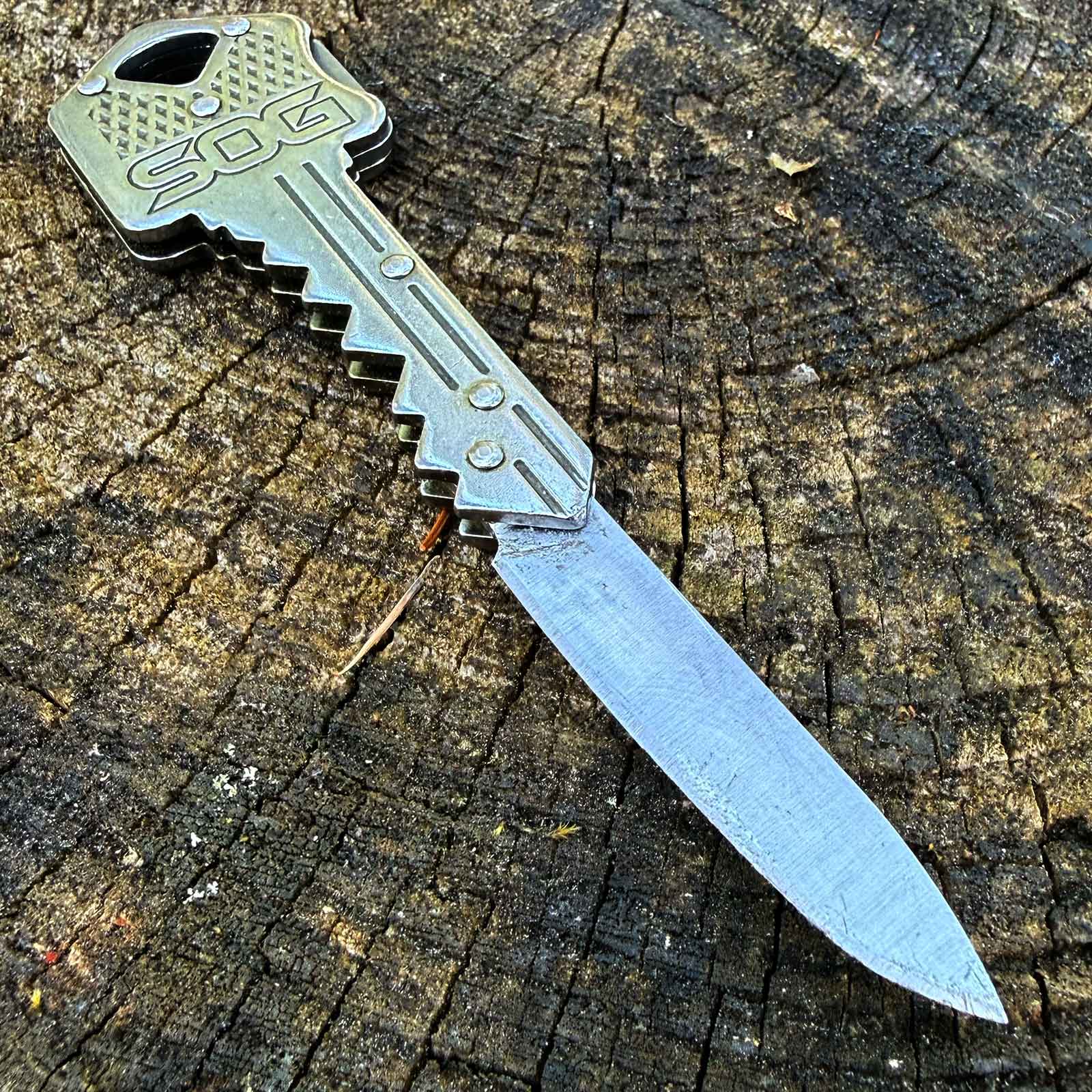SOG Key Knife Schlüsselanhänger - Mini Taschenmesser im Schlüsselformat in 2 Farben – Klinge im Detail / Messeransicht