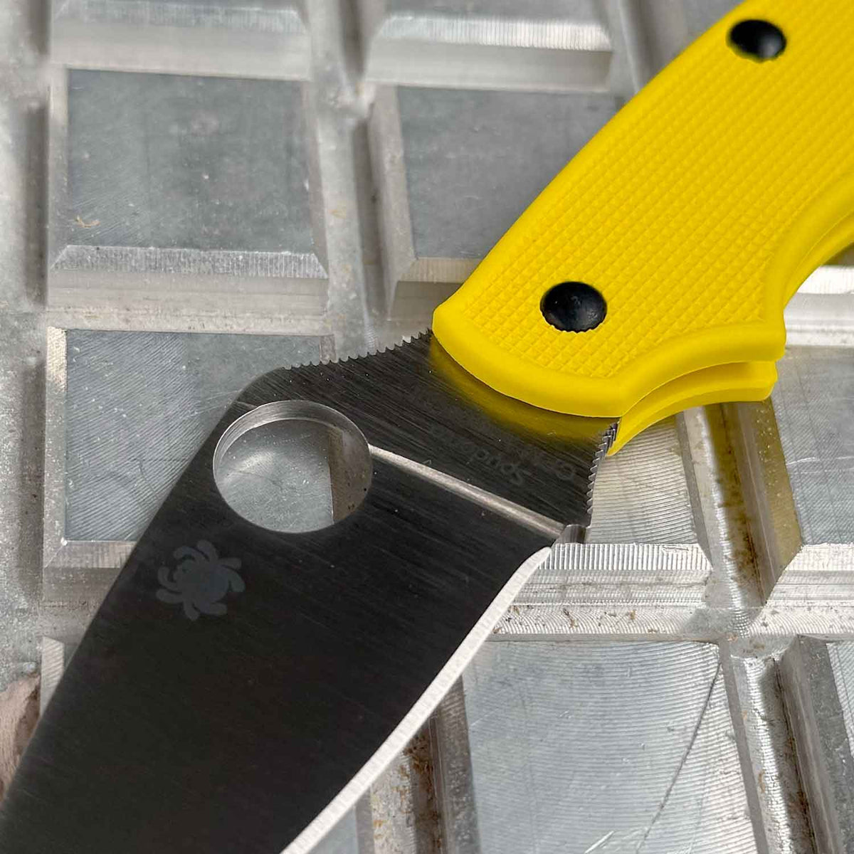 Spyderco UK Penknife Salt Yellow – Taschenmesser mit MagnaCut-Klinge und Clip – Detailansicht